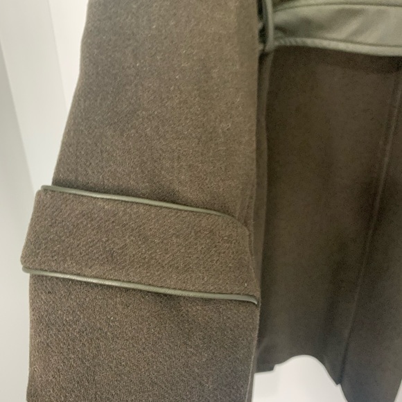 Vince Camuto Olive colour Wool coat. Zipper front. With button. Size Small. - Picture 9 of 9